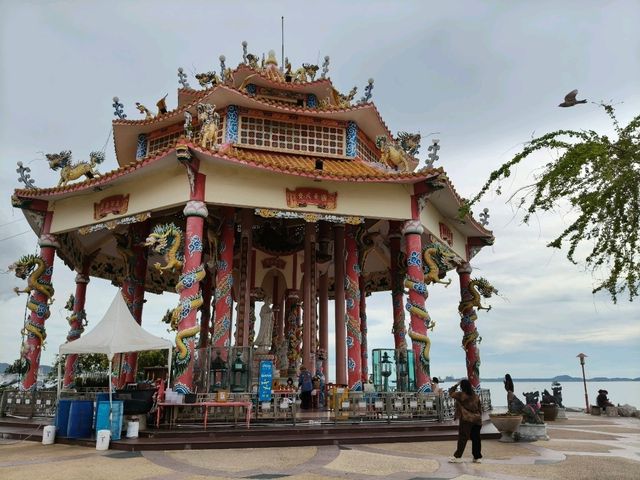 ไหว้พระขอพร ที่เกาะลอยศรีราชา