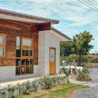 โฮมมี่คาเฟ่กลางทุ่งนา พร้อมรถคลาสสิคสุดน่ารัก