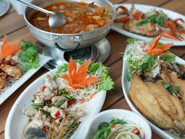 คาเฟ่ร้านอาหารซีฟู้ดวิวทุ่งนารางรถไฟ