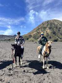 【前往 Mt. Bromo 的路上，不只是一段「交通」🚙🗻】 這趟不是單純的移動，而是一場穿越火山沙海的冒險旅程。
