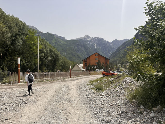 【Valbonë〜Theth ハイキング②｜16kmの絶景トレイルを歩く】 呪われた山を越え、アルバニアの秘境テス村へ