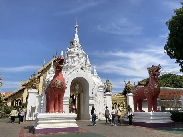 กราบไหว้พระธาตุขอพร “วัดพระธาตุหริภุญชัย”