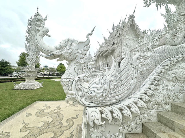 神秘的な白の寺院、ワット・ロンクンで幻想的な世界を体験しよう✨