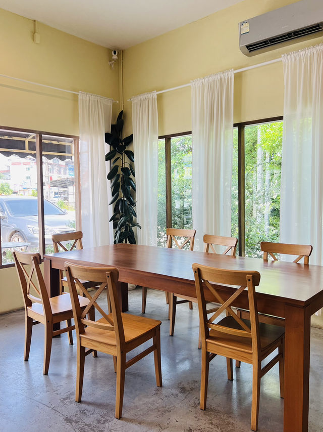 คาเฟ่สไตล์มินิมอล SUNNY RISE UP CAFE