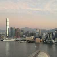 萬麗海景酒店-房間設計精緻，落地窗可以俯瞰壯麗香港海景