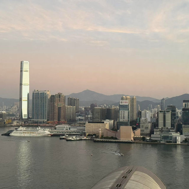 萬麗海景酒店-房間設計精緻，落地窗可以俯瞰壯麗香港海景