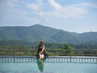 入住 The Location Resort, Suan Phueng 度假村，一邊欣賞群山美景，一邊入睡。