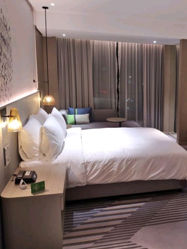 🏨🌟 Holiday Inn Johor Bahru – Comfort in the City’s Heart! 🇲🇾🛏️