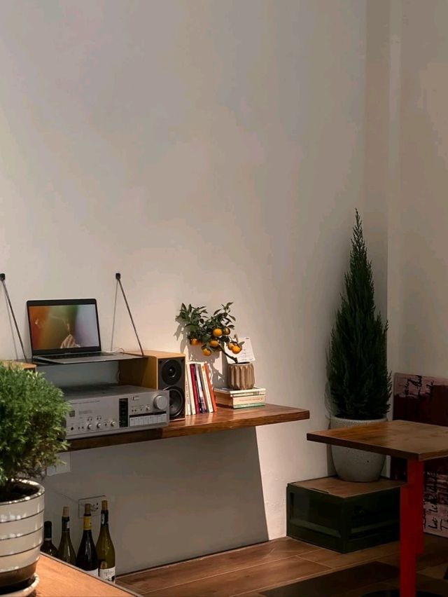 Low Battery Café