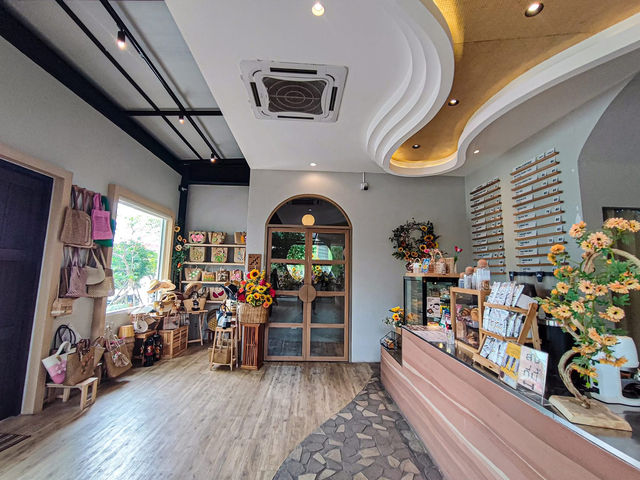 心も体もリセットできる、そんな場所を見つけました🌿 Roasi Coffeeで過ごす午後のひとときは、まるで時間が止ま