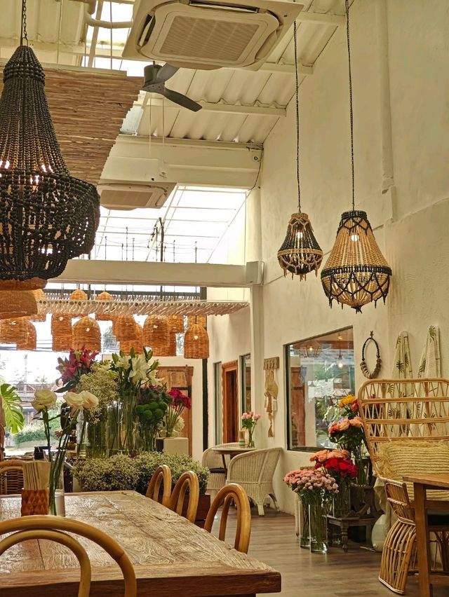 ร้านกาแฟดอกไม้ในเขาหลัก