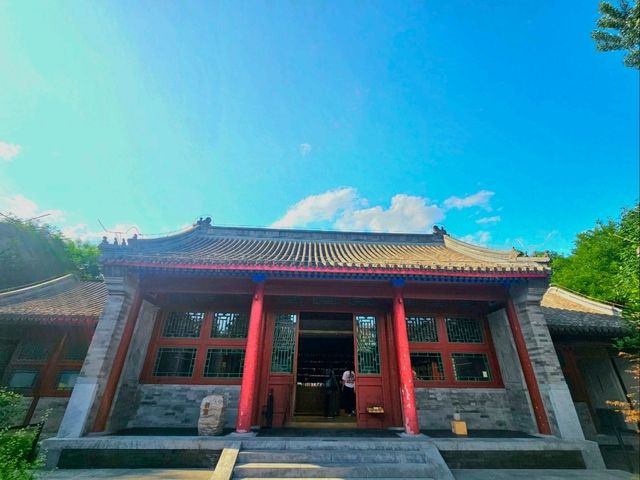 The Le Labo Qi Shi Room, a traditional apothecary style fragrance lab