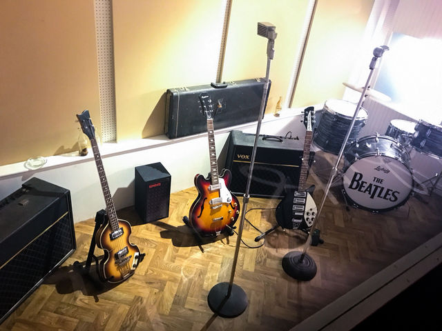 リバプール「ビートルズ・ストーリー」で、彼らの軌跡を辿る！🎸