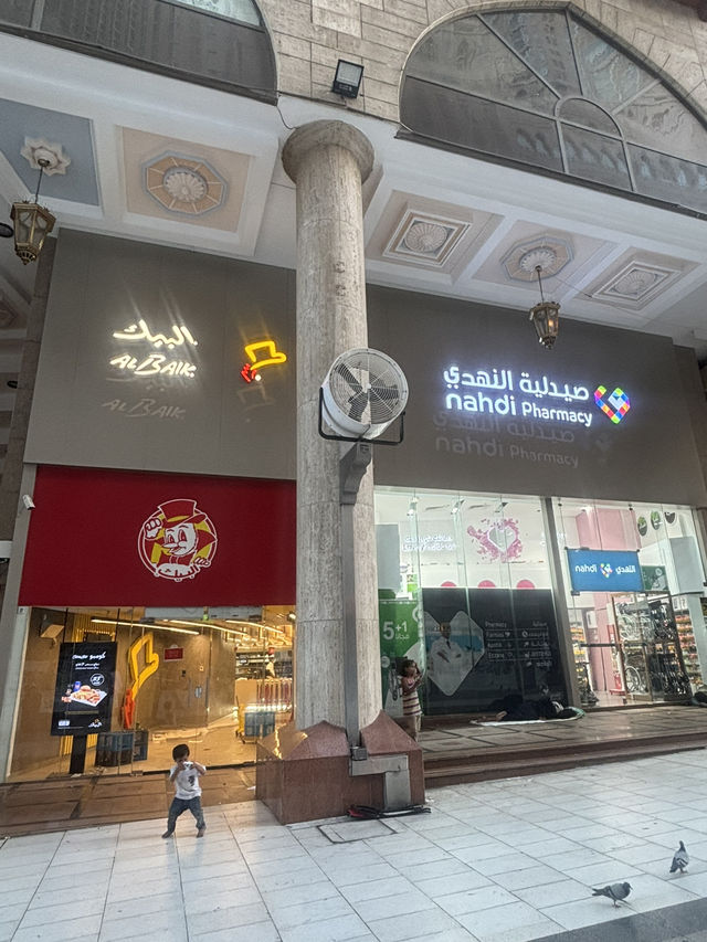 Eating Halal Food & Delicious at Makkah Safwah Tower