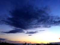 空と海が、すぐそこにある島で
