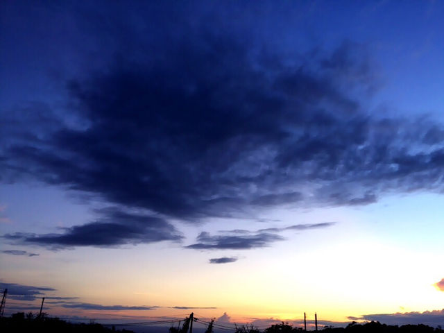 空と海が、すぐそこにある島で