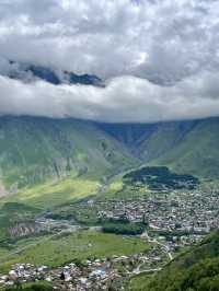 🏔️天に近い教会と絶景の村 ― カズベキで味わう大自然の静寂