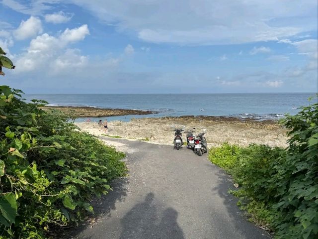 🌊 藍天碧海間的勇者試煉｜小琉球「厚石魚澳」浮潛天堂與跳海熱點
