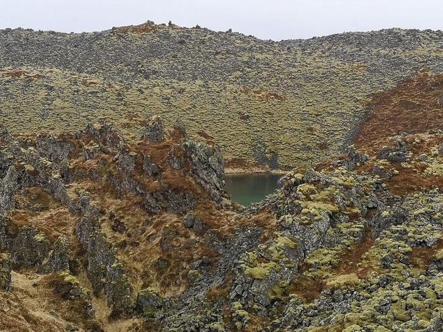 🇮🇸デューパロンスサンドゥル（Djúpálónssandur）－神秘的な黒砂のビーチ