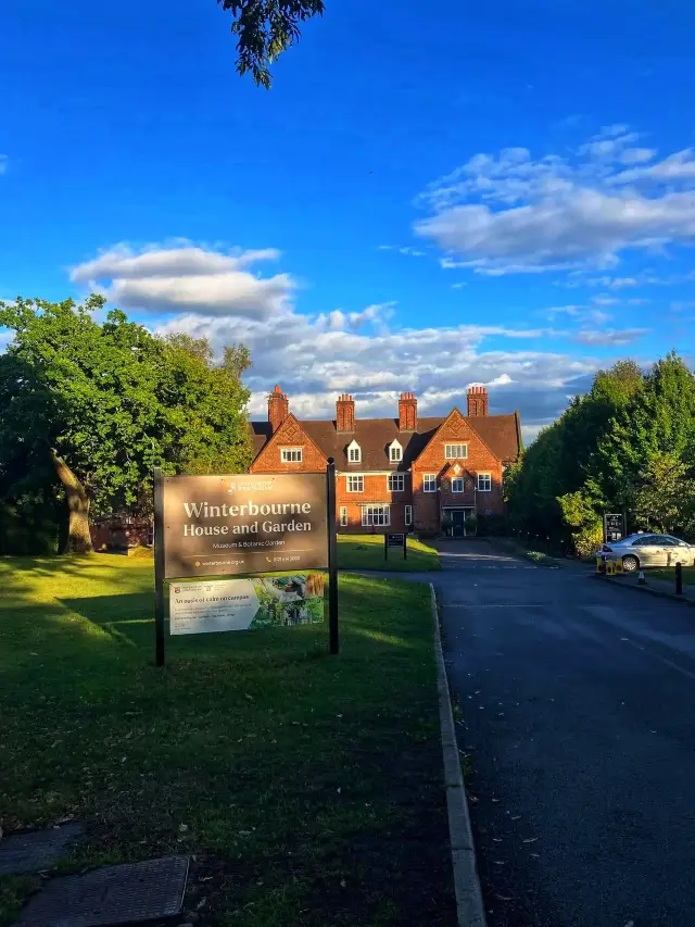 🏡 Step Back in Time at Winterbourne House & Garden 🌺