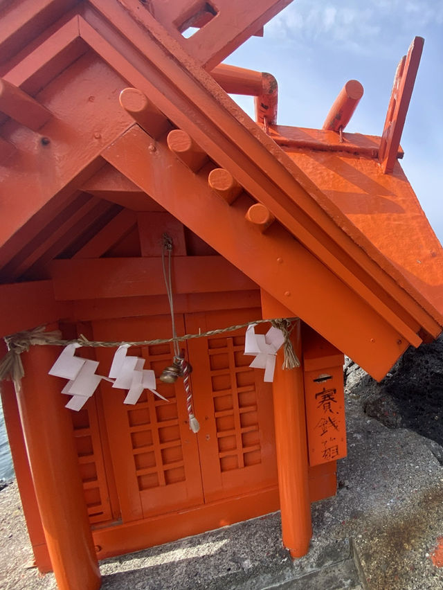 利尻島の海岸に佇む神秘の社「北のいつくしま弁天宮・龍神の岩」⛩🐉  利尻島の海岸に佇む神秘の社「北のいつくしま弁天宮・龍神の岩」⛩🐉