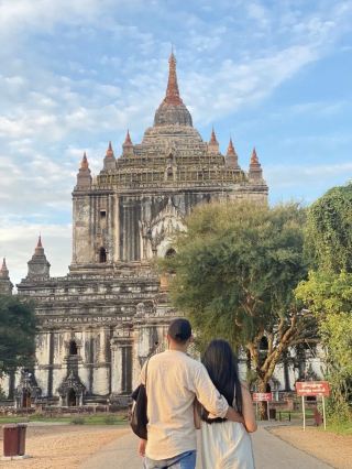 Bagan: Where history rises with the sun. 🛕🌅✨