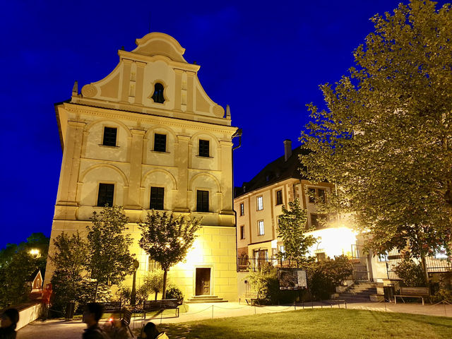 🌆 Evening Walk from the Fountain and Plague Column to Vyhlídka – Český Krumlov in Twilight Glow