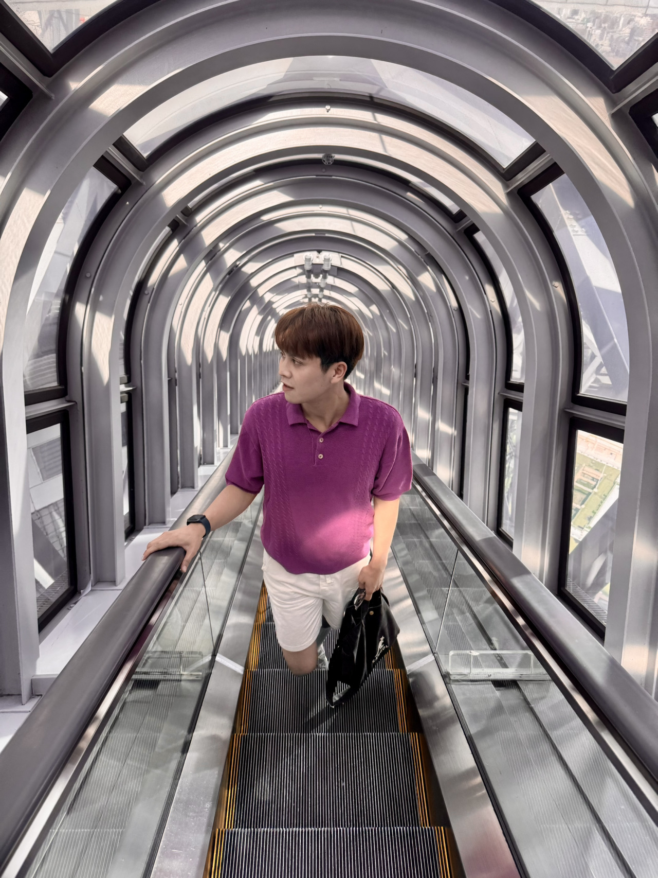 在大阪開啟您的一天，探索這座城市最具代表性的地標之一—梅田藍天大廈。這棟建築奇觀位於北區大淀中1丁目1-88，清晨是最佳遊覽時間，此時人潮較少，陽光灑在大阪的摩天大樓上，映襯著點綴著白雲的湛藍天空，景色美不勝收。持大阪通票即可免費入場，讓您輕鬆享受這場全景之旅，而且價格實惠。

抵達後（上午9:30開放），您可以搭乘扶梯前往空中花園展望台，飽覽城市天際線、河流和遠處山脈的壯麗景色。從高處俯瞰，您可以欣賞到大阪現代建築與自然風景的完美融合。露天展望台在白天尤其迷人，陽光灑落在附近的河流和綠植上，美不勝收。您可以近距離拍攝大廈的未來主義設計以及連接雙塔的複雜橋樑網絡。對於戶外文化景觀和城市攝影愛好者來說，這裡絕對不容錯過。

為了獲得最佳體驗：

- 建議在開門後不久抵達，享受寧靜，並拍攝清晰無遮蔽的城市景觀。

- 沿著戶外觀景台漫步，欣賞著名的城市地標、附近的淀川以及鬱鬱蔥蔥的公園。

- 使用電梯和手扶梯系統登上塔樓，拍攝令人驚豔的照片。

實用小秘訣：

- 最佳參觀時間：上午 9:30 至 10:30，此時人潮較少，光線明亮。

- 從大阪站步行即可到達梅田藍天大廈；出站後請留意指示牌。

- 持有大阪通票的遊客可免費進入展望台－請攜帶通票和身分證件。

- 設施：大廈的廣場區域設有洗手間和咖啡廳；非常適合在繼續旅程前快速享用一杯咖啡。

- 注意：最後入場時間為晚上 10 點，但為了獲得更安靜的體驗，請避開高峰時段（晚上和週末）。

省錢小撇步：

使用大阪通票可免費入場－不僅適用於梅田藍天大廈，還可用於其他城市景點。帶上水和零食，在觀景台上享用，還能省下咖啡館的錢。

無論您是建築愛好者還是自然愛好者，梅田藍天大廈的開放式設計以及毗鄰河流、公園和湖泊的地理位置，都能為您帶來獨特的戶外城市景觀體驗，是大阪陽光明媚的早晨的完美之選。

#大阪旅遊 #梅田藍天大廈 #現代建築 #晴天戶外 #自然風光 #大阪通票