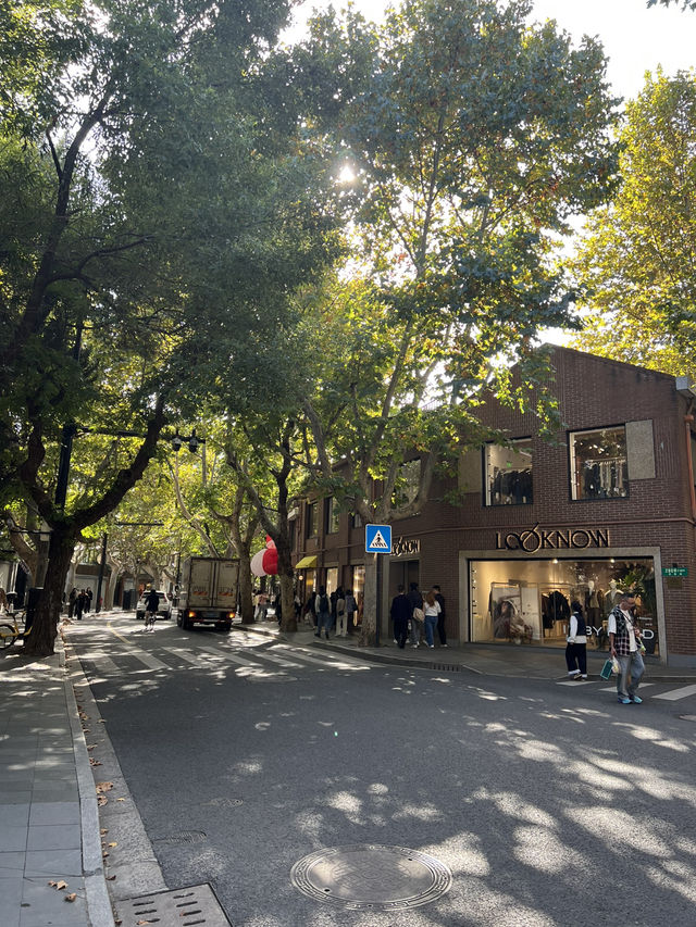 Couples’ Chill Weekend in Shanghai: Iconic Sights, Cloudy Vibes & Hidden Eats ☁️🏙️ Couples’ Chill Weekend in Shanghai: Iconic Sights, Cloudy Vibes & Hidden Eats ☁️🏙️