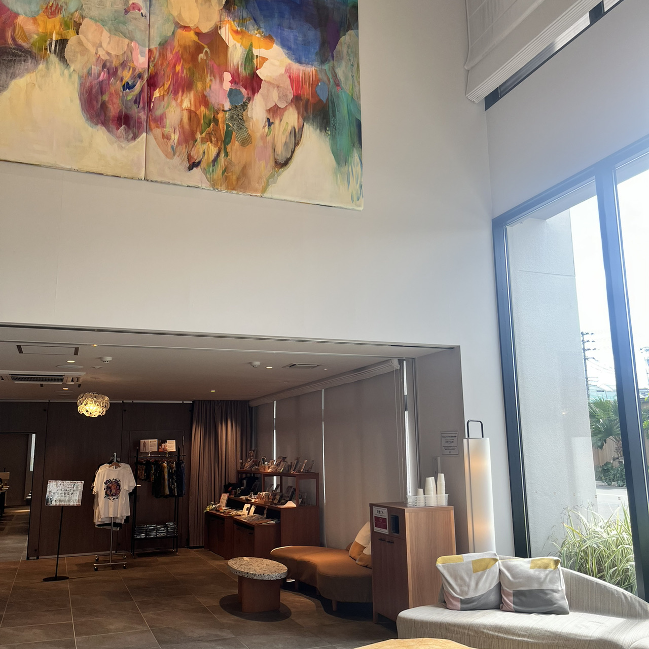 🖇️交通
從沖繩高速公路 南 IC 下交流道後,開車約 1 分鐘就能抵達飯店
🖇️飯店特色
飯店提供 140 個專屬免費停車位,停車完全不用額外付費。
門口就有一間 全家便利商店,隨時買零食、飲料超方便。
🖇️公共設施
健身房:想運動維持狀態也不怕中斷。
🔗大浴場 & 三溫暖(2 樓):
免費使用,配備 Dyson 吹風機,泡完澡還能順便放鬆身心。
🔗屋頂無邊際泳池(8 樓):
每次 1000 日圓,可俯瞰沖繩市景,非常適合拍照打卡。
🔗屋頂酒吧(8 樓:
入住即可兌換迎賓飲料,一邊欣賞風景一邊小酌超享受。
🖇️早餐
成人每位 2,000 日圓,提供豐富餐點,從沖繩特色料理到經典西式早餐都吃得到😋