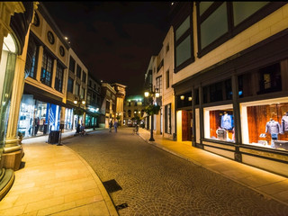 🇺🇸✨ Rodeo Drive – Beverly Hills, California, USA

Rodeo Drive

🛍️✨ Rodeo Drive คือถนนช้อปปิ้งสุดหรูที่มีชื่อเสียงระดับโลก ตั้งอยู่ในย่านเบเวอร์ลีฮิลส์ รัฐแคลิฟอร์เนีย สหรัฐอเมริกา และถือเป็นหนึ่งในจุดหมายปลายทางด้านแฟชั่นที่หรูหราที่สุดของโลก ถนนสายนี้มีความยาวเพียงไม่กี่ช่วงตึก แต่เต็มไปด้วยร้านบูติกระดับไฮเอนด์และแบรนด์ลักชัวรีชั้นนำที่ดึงดูดทั้งนักท่องเที่ยว คนดัง และนักช้อปจากทั่วโลก 🌴✨

บรรยากาศของ Rodeo Drive สะท้อนความหรูหราแบบฮอลลีวูดอย่างแท้จริง ตลอดสองข้างทางเรียงรายด้วยต้นปาล์ม อาคารสวยหรู และหน้าร้านที่ตกแต่งอย่างประณีต ทุกมุมดูเหมือนฉากในภาพยนตร์ชื่อดัง นักท่องเที่ยวจำนวนมากมาเดินเล่น ถ่ายรูป และสัมผัสไลฟ์สไตล์ของย่านคนดัง แม้ว่าจะไม่ได้ตั้งใจมาช้อปปิ้งก็ตาม 📸🌟

นอกจากร้านค้าแฟชั่นแล้ว บริเวณใกล้เคียงยังมีคาเฟ่ ร้านอาหารหรู และโรงแรมระดับห้าดาวมากมาย ทำให้การมาเยือน Rodeo Drive เป็นประสบการณ์ที่ครบทั้งการพักผ่อนและการท่องเที่ยว ย่านนี้ยังเป็นสถานที่ถ่ายทำภาพยนตร์และรายการโทรทัศน์ชื่อดังหลายเรื่อง จึงมีเสน่ห์เป็นพิเศษสำหรับผู้ที่หลงใหลในวัฒนธรรมฮอลลีวูด 🎬💎

📍 จุดเช็กอินยอดนิยม

Rodeo Drive Sign 📍

Two Rodeo Drive 🏛️

Beverly Wilshire Hotel 🏨

Luxury Fashion District 💎

Beverly Hills Palm Street 🌴

⭐ ไฮไลต์

ถนนช้อปปิ้งหรูระดับโลก

ศูนย์รวมแบรนด์แฟชั่นไฮเอนด์

บรรยากาศสไตล์ฮอลลีวูด

จุดถ่ายรูปยอดนิยมของแคลิฟอร์เนีย

รายล้อมด้วยโรงแรมและร้านอาหารหรู

📸 แฮชแท็ก #RodeoDrive #BeverlyHills #CaliforniaTravel #LuxuryShopping #VisitUSA #HollywoodLifestyle #TravelCalifornia #LuxuryLife #FashionDestination #ExploreLA

🛍️🇺🇸✨🌴📸💎🎬🏨🌟❤️🌍