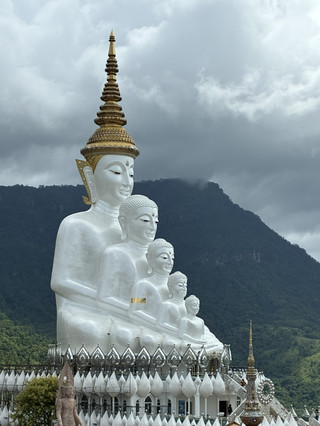วัดพระธาตุผาซ่อนแก้ว: วัดที่เปรียบดั่งงานศิลปะล่องลอยอยู่ท่ามกลางหมู่เมฆ