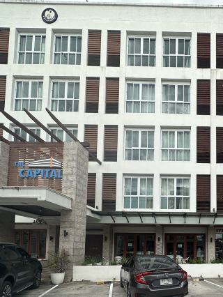 我入住的是黎逸府的首都飯店 (The Capital Hotel)。總的來說,這家飯店性價比很高,地理位置優越,非常適合短期停留、商務出行或探望在黎逸府醫院的親友——飯店就在醫院對面,步行即可輕鬆往返。

房間雖然不算新潮或豪華,但也夠乾淨。整體氛圍安全舒適。

飯店設施齊全,但不如一些高檔飯店那麼完善,所以不要抱有過高的期望。考慮到價格,性價比很高,物有所值。

總之,首都飯店是那些尋求經濟實惠且交通便利的住宿的旅客的理想之選,尤其適合在黎逸府醫院出差的旅客,因為其地理位置是最大的優勢。 #黎逸府住宿