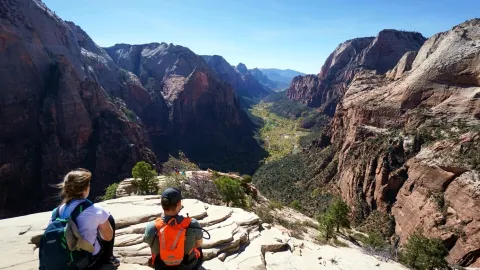 [Utah · Zion National Park] See you at the summit! Thrilling but breathtakingly beautiful, I finally stepped foot where angels land!. — traveler post in Hurricane