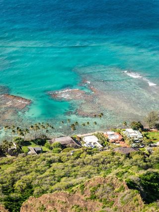 🌺 Diamond Head — A Volcanic Crown Above Honolulu 🌊🏔️