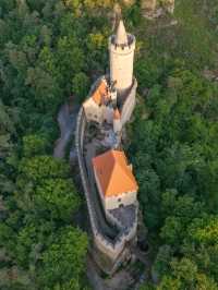 🏰🌲 “Czech Into a Fairytale: My Peaceful Escape to Kokořín Castle” ✨🦢