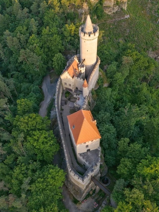 🏰🌲 “Czech Into a Fairytale: My Peaceful Escape to Kokořín Castle” ✨🦢