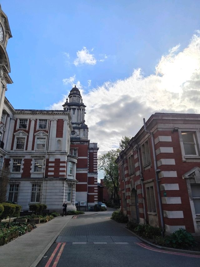 NHS Building at Manchester University: Elegance in Everyday Care NHS Building at Manchester University: Elegance in Everyday Care