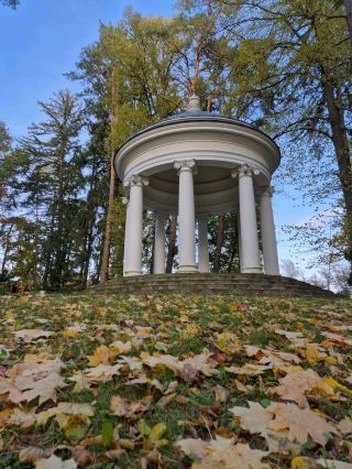 Užutrakis Manor Park: Trakai's Romantic Lakeside Retreat