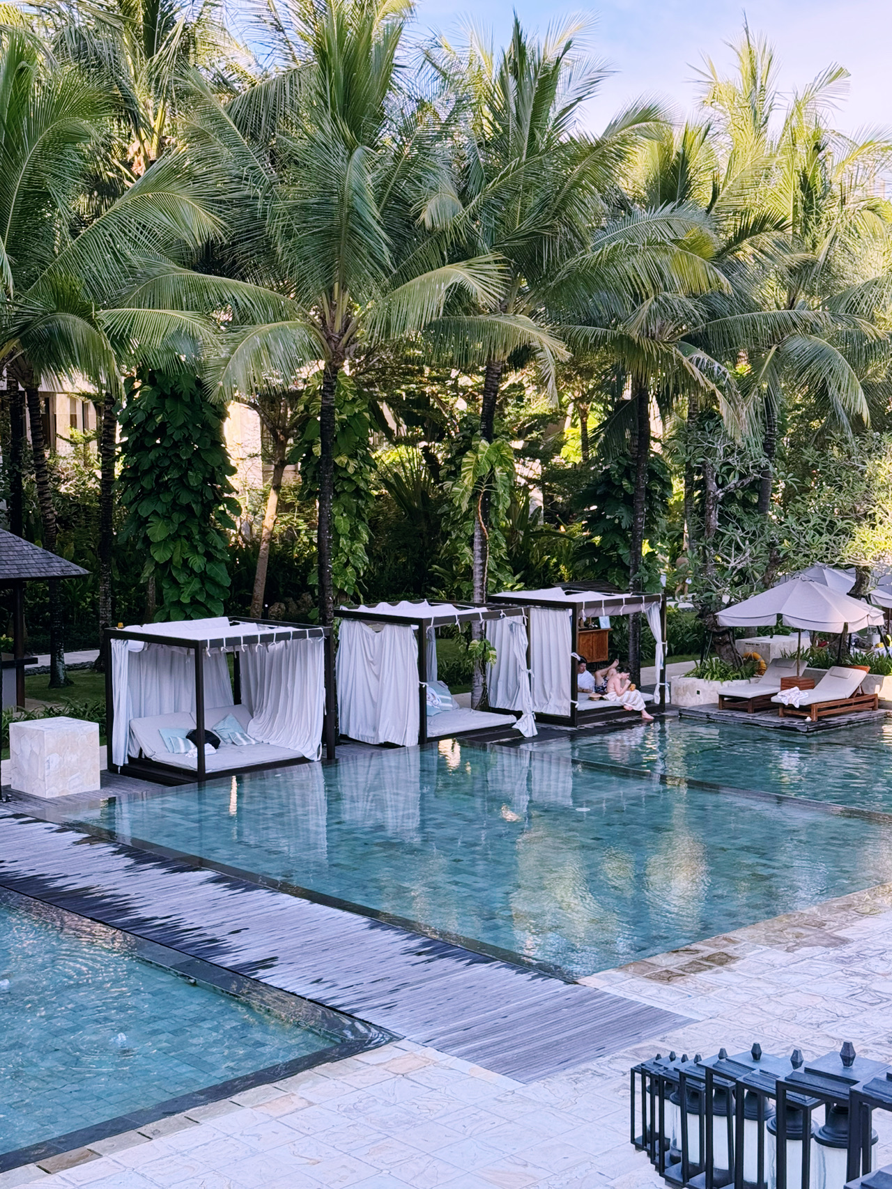 #jebakanwisatawan
🎯 Halo bintang-bintang perjalananku ✨
✈️Mendarat di Denpasar sangat luar biasa. Berikut rincian biaya tepat untuk sampai ke Kempinski tanpa tertipu.

Harga Penipuan: Sopir "lepas" bandara akan memberi Anda harga $45 hingga $60 (700.000 – 900.000 IDR) untuk perjalanan satu arah ke Nusa Dua. Harga Taksi Resmi: Konter taksi bandara mengenakan biaya sekitar $25–$30 (400.000 IDR).
Harga Aplikasi Grab/Gojek: $18–$23 (280.000 – 350.000 IDR) tergantung lalu lintas.
Transportasi Pribadi Hotel: Sekitar $55+ tetapi memberi Anda ketenangan pikiran dengan ruang tunggu pribadi.⚙️ Trik Kedatangan Langkah demi Langkah:
Jangan berbicara dengan pengemudi yang berteriak di aula kedatangan. Langsung berjalan ke Grab Lounge resmi (ditandai dengan jelas di luar).

Pesan melalui aplikasi menggunakan Wi-Fi gratis bandara.
Pengemudi akan menemui Anda di zona ber-AC yang telah ditentukan.

🌟 Hai, para bintang perjalanan! Hemat uang ekstra Anda untuk koktail di Reef Beach Club!

📍 Lokasi: The Apurva Kempinski Bali
🗺️ Alamat: Jl. Raya Nusa Dua Selatan, Benoa, Kec. Kuta Sel., Kabupaten Badung, Bali, Indonesia