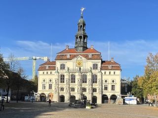 Lüneburg, located in northern Lower Saxony, Germany, about 50 kilometers south of Hamburg, has a population of approximately 80,000. It is a salt-producing city and a Hanseatic city with over 1,000 years of history. During the Middle Ages, salt was known as "white gold," and Lüneburg accumulated wealth through its abundant salt resources and trade, becoming a member of the Hanseatic League in 1381 and developing into an important trading city in northern Germany. Today, Lüneburg's Old Town preserves a large number of historical buildings; red-brick gables, wooden houses, and narrow streets create a distinctive northern German urban landscape. Am Sande in the city center, the historical town hall (Rathaus), and the old crane (Alter Kran) on the banks of the Ilmenau River are all representative landmarks.