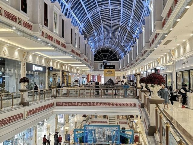 The Largest Mall in Shanghai😲🇨🇳