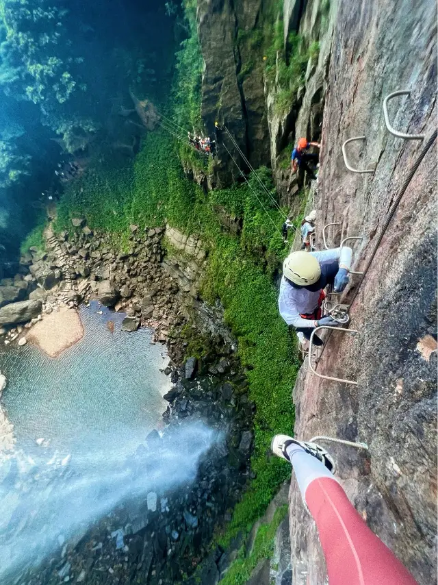 Climbing suitable for beginners to get the joy of crossing the waterfall