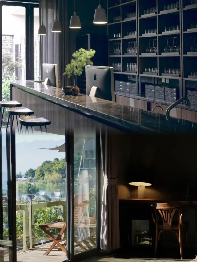 바다를 향해, 갈매기와 함께 아침 식사를 즐기며 바닷가 전망을 즐기는 욕조에서 목욕을 즐기십시오