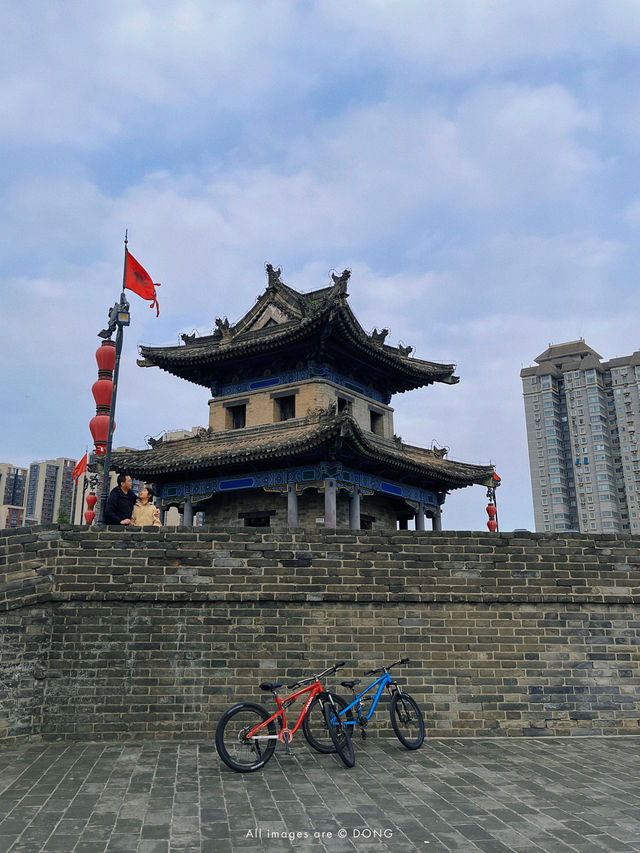 When visiting Xi'an, one must surely make a trip to the Xi'an City Wall, right? When visiting Xi'an, one must surely make a trip to the Xi'an City Wall, right?