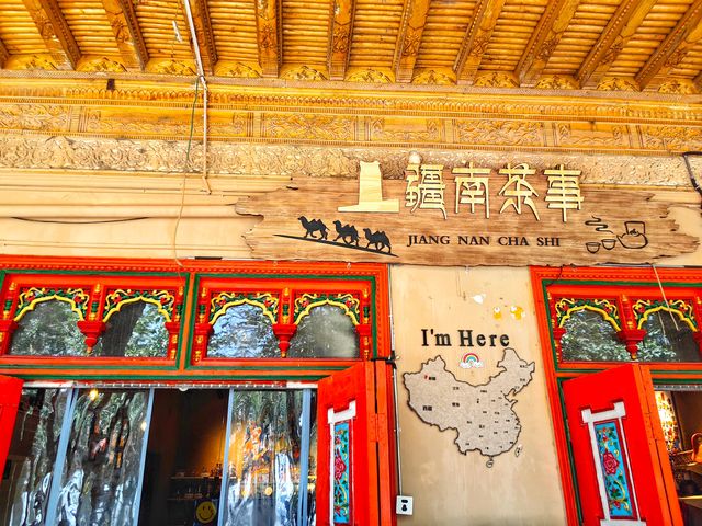 在西遊記的女兒國，邂逅色彩斑斕的彩虹熱斯坦老街