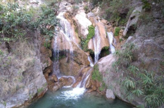 探索里希盖什的瀑布秘境,體驗清涼之旅。