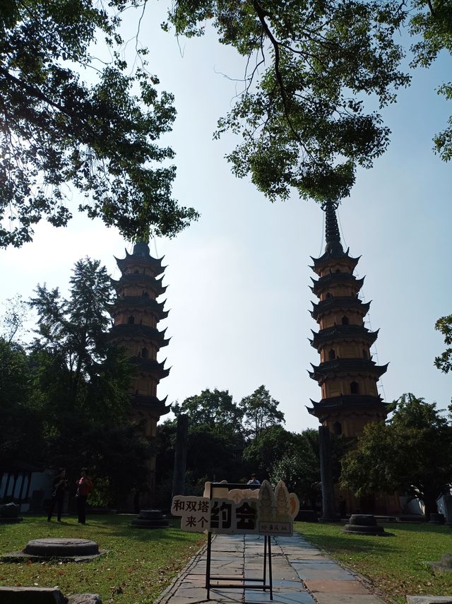 雙塔及正殿遺址。