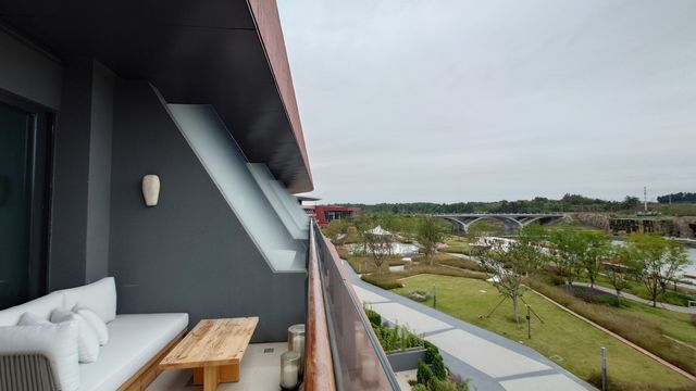 新開的成都世園瀑布美憬閣酒店，仿佛住進了美術館。