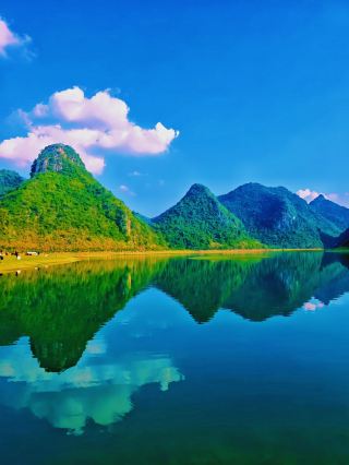 Head to Gengwang Lake and encounter a world of pure poetry in its tranquil waters.
